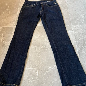 Lågmidjade bootcut jeans💞 - Fina mörkblå replay jeans💞Skriv vid intresse eller frågor💖Pris kan diskuteras💘 Midja rakt över: 40 Innerben: 70