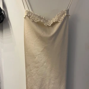 Linne - Linne som bara andvänt fåtal gånger, öppen rygg jätte fin! Passar M/L