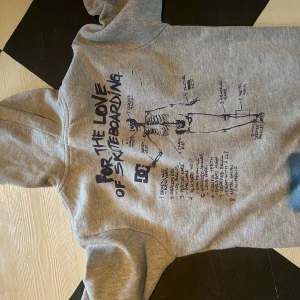 Dc shoes tröja  - Säljes då den var för liten för mig Storlek m men mer som en s