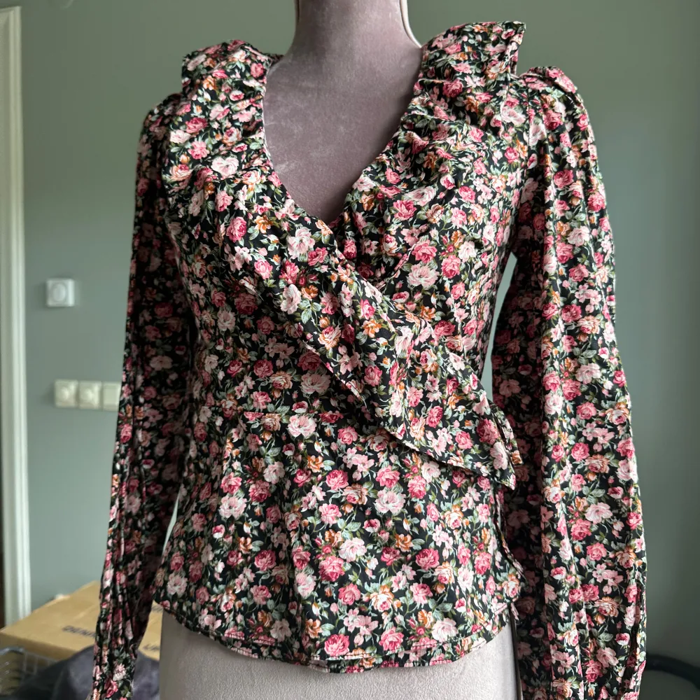 Super cute blouse in a floral cotton fabric from oasis   Wraparound blouse that ties on the side. Blusar.