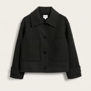 Svart jacka - En svart jacka som passar bra nu till hösten och kalla sommardagar. Knappt använd och i nyskick. Kom privat för mera bilder.❤️ 