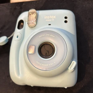 Instax mini 11 kamera  - Har haft den i 1 år fast knappt använt den funkar fast har inga foton så de får man köpa själv. Priset kan diskuteras 