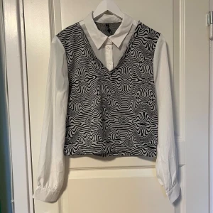 Blus - Knappt använd pga fel storlek.  Som ny!