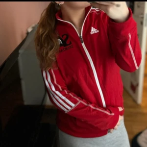 Röd adidas zip-up - Väldigt bra skick, passar både S och M! 