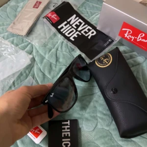 Rayban boyfriend black  - Tjena! Säljer helt helt nya rayban boyfriend black S:56 säljer dem efter som har samma i en annan färg och behöver inte dem här nypris ungefär 1200kr dem här helt nya öppnade för testa och ta bild byten intressant! MVH 