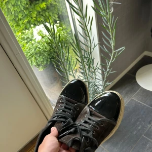 Lanvin  - Grymt snygga Lanvin Captoe 🇫🇷 i en snygg mörkbrun färg och med en svart klassisk glansig captoe. 🟤⚫️Brun exklusiv mocka med svart captoe ⚫️🟤 🙌🏽Grymt skick, (8/10)🙌🏽 🌊Storlek 42/43 (Size 7)🌊 Hör gärna av er vid minsta fundering. Mvh 