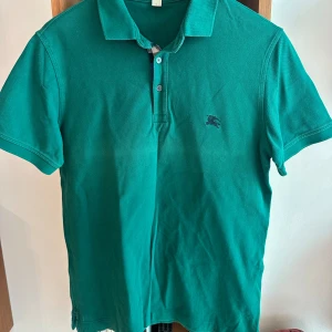 Burberry  - Burberry piké storlek M. Skick 8.5/10 väldigt fräsch. Pris 699kr 