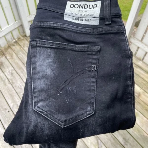 Dondup jeans  - Säljer nu dessa sjukt snygga dondup jeansen som är helt perfekta nu till sommaren!🤩🌊 storlek 30!  Hör av dig vid minsta lilla fundering 