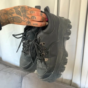 Buffalo liknande skor - Svarta Buffalo liknande skor! Med lite platå. ♥️