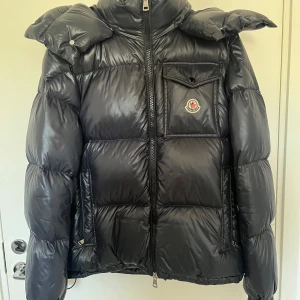 Moncler jacka - Jag köpte den förra vinter. Den är i bra skick.