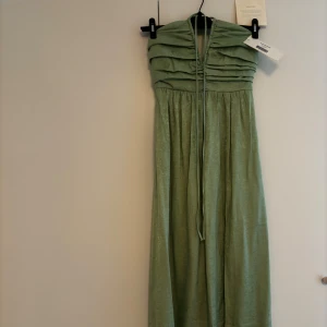 Adoore klänning ny - Adoore klänning stl 38 Aldrig använd. Endast tvättad då jag tog me klänningen på resa utan att använda (Vet inte om andra tycker men rätt liten i stl) Tål att jämföras 