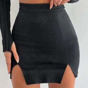 Svart mini kjol från shein✨ - Väldigt snygg, den är lite stor runt midjan, men den sitter väldigt bra på kroppen så att den inte ramlar av✨