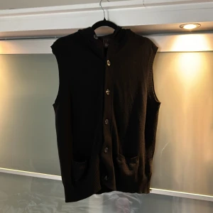 Oscar jacobson väst - Tja säljer denna riktigt feta Oscar Jacobson kashmir västen, riktigt skön ha på sig. Large är storleken men sitter som Medium. inga defekter hör av vid funderingar 