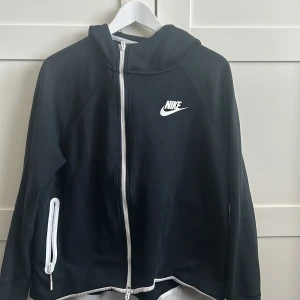 Nike Tech - Nike Tech. Välanvänd men inga hål eller nopper. Snygg trendig i L i vuxenstorlek. Passar både Kvinnor & Män 