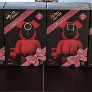 Medicom Toy Bearbrick 100% / 400% - Squid Game (set) - Säljer följande Bearbricks från Japanska Medicom Toy. Det är alla karaktärer från Netflix succé serie Squid Game. Totalt 4 st. Size 100% & 400%.  Alla är nya i box och helt oöppnade. Kommer med QR kod.