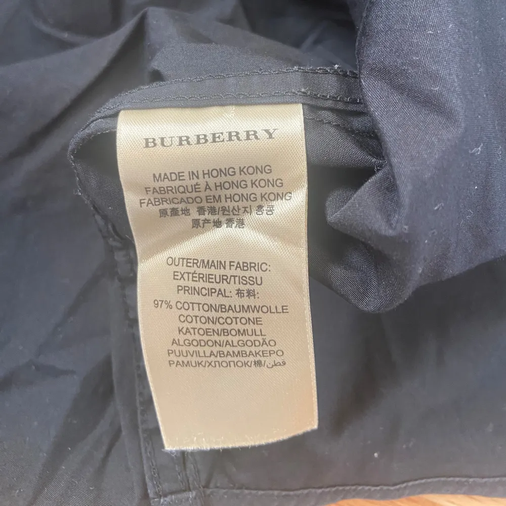 Burberry skjorta  Skick 8/10 fläckar vid armhålorna (går säkert att tvätta bort) Storlek L !Pris går alltid att diskuteras vid snabb affär! Tveka inte att skicka ett meddelande vid minsta lilla fundering . Skjortor.