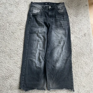 Baggy Jeans - Svarta Jaded London jeans med vit wash, storlek 32W. Jeansen är avklippta längst ner, men annars i bra skick💞Personen i bild är 186cm lång.