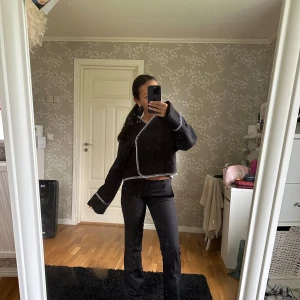 Gina kofta - Snygg kofta/jacka från Gina, använd endast 1 gång så den är som nyskick. Storlek xs men är oversize. Köparen står för frakt💕