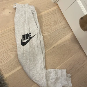 Mjukisbyxor - Mjukis byxor från Nike, passar 147-158cm 12-13yrs