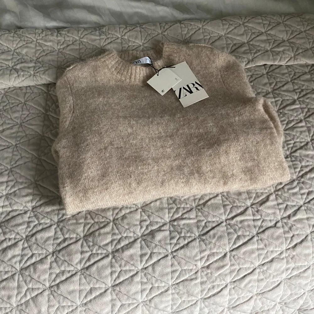 Beige stickad tröja som är  mer slim fit än over size 💗 och lite tunnare också Är från Zara i storlek s + att prislappen är kvar så är inte använd nån gång. Stickat.