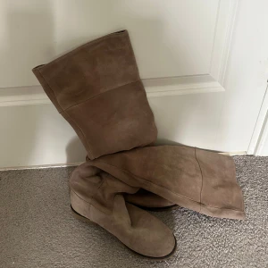 Beiga boots  - Beiga/bruna fina boots. Fina och befintligt skick. Passar än 38 men skulle även säga en storlek upp och ner.