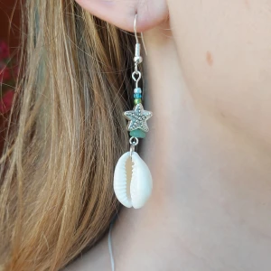 Örhänge med snäcka och sjöstjärna - Silver örhängen med snäcka, sjöstjärna och blågröna pärlor🌊🌙  Kan skickas eller hämtas, vi står ej för frakt😇