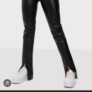 Gina tricot skinnbyxor - Hej💗 Använda fåtal gånger, mycket bra skick. Skriv vid frågor och funderingar!