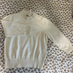 Fin stickad tröja  - Super söt tröja med pärlor från HM som tyvärr inte kommer till användning. Storlek S. Helt oanvänd 🤧💕