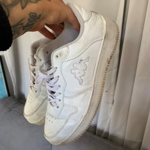 Kappa sneakers - Sneakers från kappa! Ser lite använda ut.