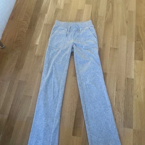 Gråa Juciy byxor - Intressekoll på mina gråa juciys💞de är i helt nytt skick och använda några gånger. Pris diskuteras. Kontakta mig innan ni trycker på köp. Det är bara att skriva om ni har några frågor💞💞