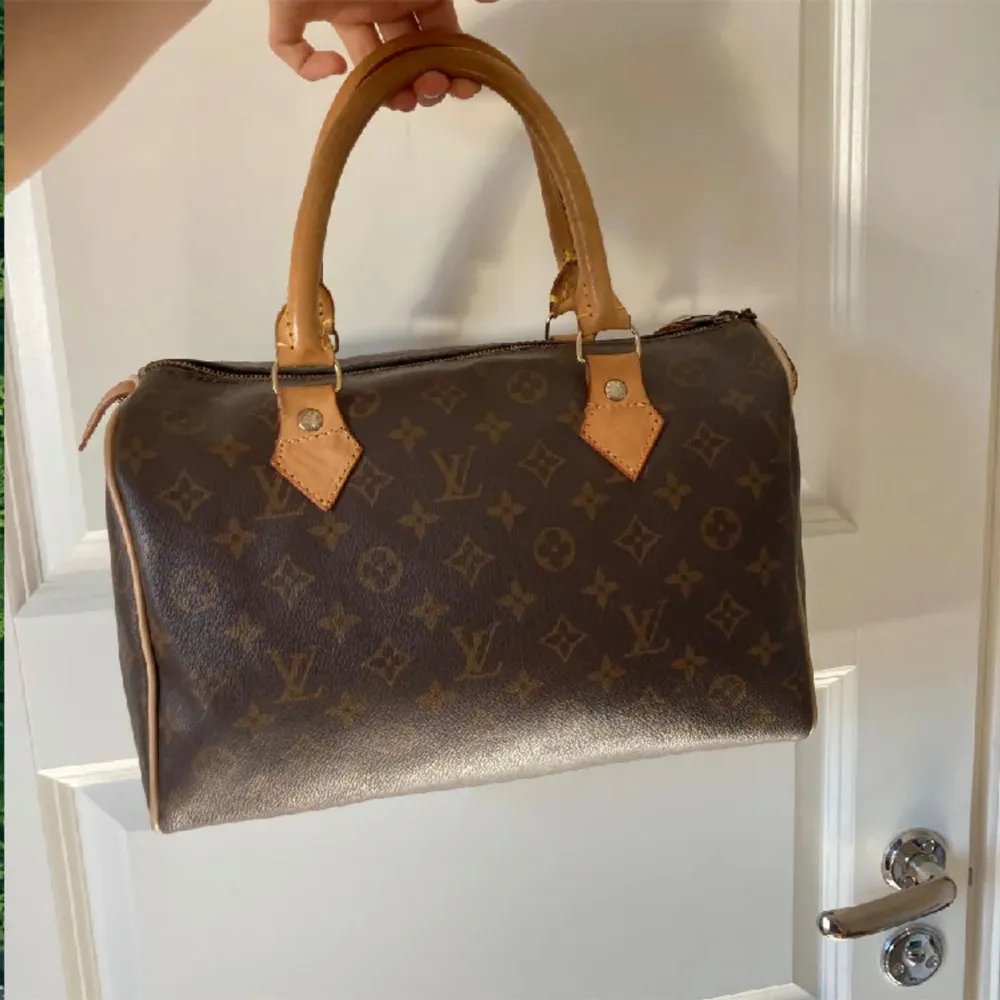 Säljer min supersnygga bruna Louis Vuitton väska i modellen Speedy 30 i ÄKTA läder. Nyttskick! Fick den som en present men har ej kommit till användning, därför har jag valt att sälja🫶🏼 Måtten: Höjd: 21cm, Bredd: 32cm, Djup: 16cm. 2500kr eller bud!. Väskor.