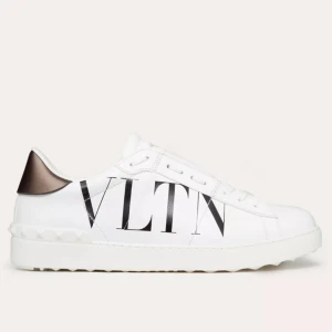 Valentino skor - Säljer mina Valentino skor köpta här på Plick av otherhandstore.se💗 Fint skick men kommer inte till användning. Hör av er vid frågor 