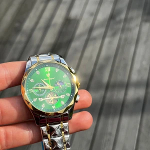 Klocka - Inga skador. Mekanisk klocka som tickar utan batteri. Storleken går att justera till just din armled och du får med matrialet som behövs för det.