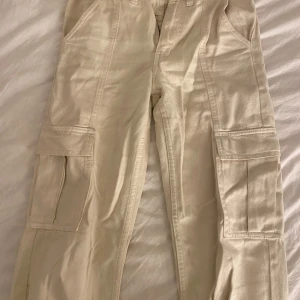 Low Rise cargo pants  - Säljer dessa low/mid waist (slutar under naveln) cargo byxorna från Gina tricot. Passar någon som är runt 150-160, storleken är 152. De är i super bra skick och bara använts 2 gånger! Skriv om ni undrar om mått eller annat💗
