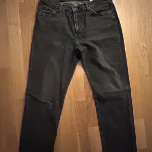 Lee Jeans i passform west relax. Använda ett fåtal gånger och i väldigt bra skick. Storlek 32/30. Nypris 1100kr.