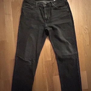 Lee Jeans - Lee Jeans i passform west relax. Använda ett fåtal gånger och i väldigt bra skick. Storlek 32/30. Nypris 1100kr.