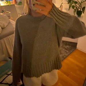 Stickad tröja  - Så fin stickad tröja från arket. Har tyvärr krymt liten tvätten men det syns inte och sitter nästan precis som innan. Pris kan diskuteras! 