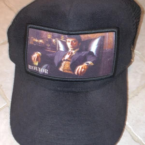 Velvet keps - Hej jag säljer min keps då jag ska köpa en annan keps och har tröttnat på denna keps