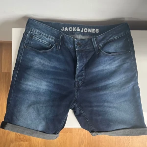 Shorts från Jack & Jones - Snygga jeansshorts från Jack & Jones. Som nya, använts sparsamt få de inte längre passar mig. Storlek M.