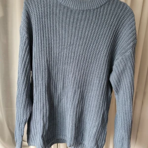 Stickad tröja - Stickad blå tröja från lager 157. Knappast använd, bra skick. Storlek s