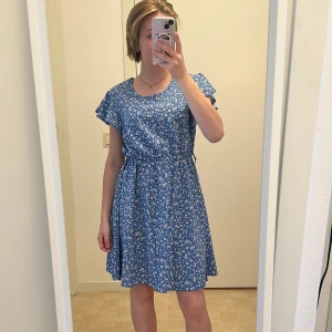 Sommarklänning - Superfin sommarklänning från Shein Blommigt mönster 