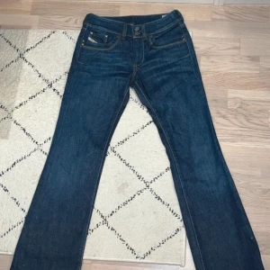 Lågmidjade Utsvängda Diseljeans  - Köpte dessa fina mörkblå diseljeans på Vinted men blev lite lurad. Jenssen ska vara L32 och W26 men de är lite uppsydda. Därför skulle de passa dig som har L28-30. De har även ett knappt märkbart hål långt ned på benet. (Se bild)   Skriv för frågor🫶🫶