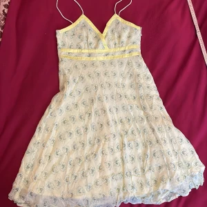 Sommar klänning - Väldigt vacker sommar klänning. Köpte den själv från hm för nåt år sen men har inte använt den alls och den har bara hängt i garderoben. Nu har den blivit för liten för mig tyvärr🥺Lappen sitter fortfarande på den. Priset kan diskuteras❤️