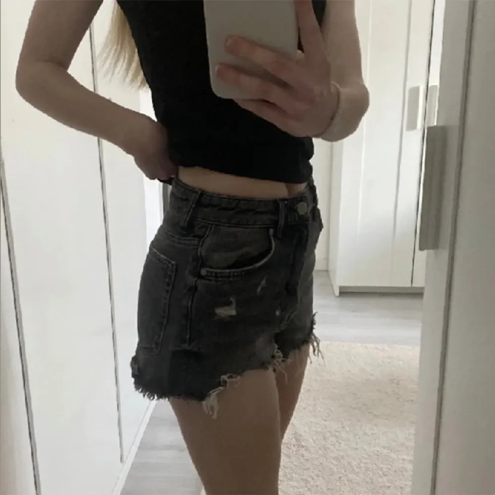 Snygga och populära jeansshorts ifrån Zara! Super bra skick, säljer billigt för att jag vill bli av med dem! Nypris: 359kr❤️😍. Shorts.