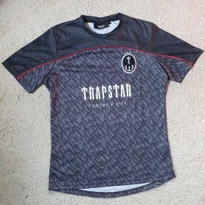 Trapstar football jersey  - Mycket bra skick 10/10. Pris 340kr.