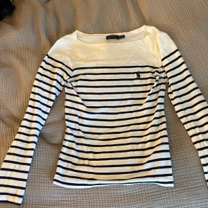 Polo Ralph lauren långarmad  - Bra skick på tröja. Säljer pågrund av att den inte längre kommer till användning. Nypris 1500 kr