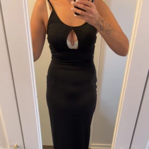 NY! Långklänning från NA-KD - Aldrig använd! Endast testad och upptvättad! Hellång klänning från NA-KD.