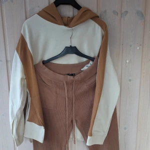 Mjuks set från Zara, byxor och tröja med luva, S/M - Mjuks byxor och tröja set från Zara i fint använt skick Nopprig, vissa små dova fläckar på tröjan som inte provat behandla, trådlösa på byxor på vissa ställen,En bekväm hoodie i beige och vit färg. Hoodien har långa ärmar och en huva. Den är perfekt för avslappnade tillfällen och kyligare väder.kontakta mig för flera bilder , tröja Strl S, byxor Strl M