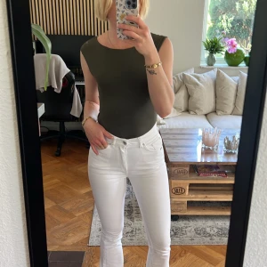 Vita bootcut - Vita bootcut jeans från tiger of Sweden i super bra skick! Säljer då dom är på gränsen till för små på mig :(