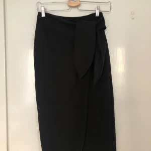 Svart &Other Stories midikjol  - Fin midikjol från &Other Stories i mycket bra skick.